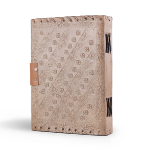 Journal artistique en cuir vintage fait à la main avec quatre pierres semi-précieuses et artisanat en cuir de chèvre gravé avec serrure en laiton - Product Image 4