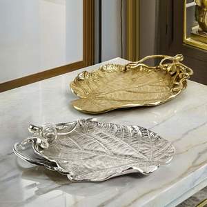 Plat à feuilles en métal élégant finition moderne idéal pour les restaurants de maisons contemporaines et la décoration de table de fête - Product Image 3