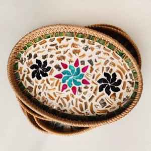 Bandeja para servir de resina y hueso redonda con hermoso diseño floral hecho a mano para utensilios de cocina disponibles a precios asequibles - Product Image 5