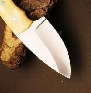 Cuchillo de Caza J2 Hecho a Mano con Mango de Hueso de Camello Natural, Cuchillo de Vaquero Personalizado para Desollar con Funda de Cuero Industrial - Product Image 3