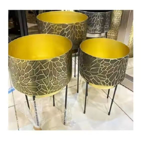 Maceta de diseño moderno para decoración del hogar, Juego de 3 macetas de hierro de gran tamaño de color dorado y negro con soporte al precio más barato - Product Image 1