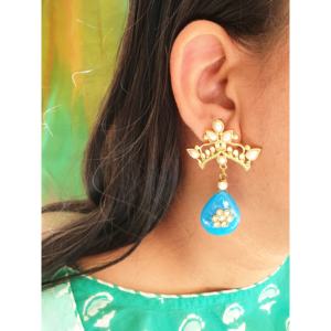 Boucles d'oreilles pendantes bleues avec Kundan et perle détaillant des bijoux traditionnels plaqués or faits à la main pour les femmes Festival et fête - Product Image 2