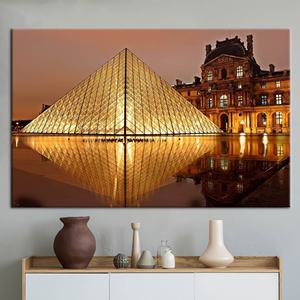 Impresión en lienzo del Museo del Louvre: decoración de pared con un icónico monumento de París, 1P: estirado sobre lienzo - Product Image 1