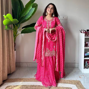 Traje Kurti Sharara con Dupatta, Estampado Digital, Seda Chinon, Bordado en la Parte Delantera y Trasera, para Fiestas Formales y Bodas - Product Image 1