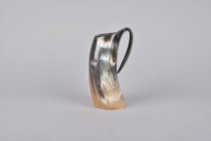 Auténtico Cuerno Vikingo para Beber de Cuerno de Buey Natural con Correa de Hombro Ajustable de Cuero Genuino y Borde de Latón Grabado, Apto para Alimentos - Product Image 6