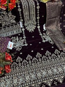 Elegante Conjunto de Invierno Shalwar Kameez de Terciopelo Bordado con Dupatta y Pantalón Jacquard, un Conjunto Invernal Perfecto - Product Image 4