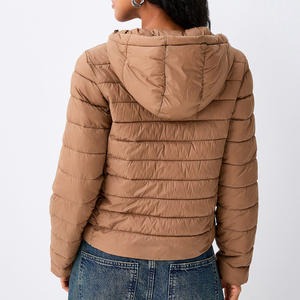 Veste d'hiver pour femme à capuche en duvet avec poches utilitaires et logo sur la poitrine, veste matelassée tendance pour femme, veste à bulles - Product Image 5