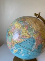 Globe bleu vintage en métal avec carte géographique et base en aluminium d'Inde, parfait pour une décoration élégante de la maison et du bureau.
