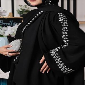 Nouvelle vente en gros d'abayas noires unies, vêtements islamiques simples et modestes, robes abayas musulmanes pour femmes, abayas de Dubaï - Product Image 1