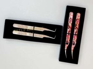 Extensiones de pestañas de volumen con revestimiento de papel de verano de 10 mm, antiestáticas, antimagnéticas, de acero inoxidable, con forma de botín de 90 grados para muñecas Brat. - Product Image 4