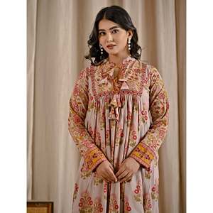 เดรสผ้าฝ้ายพิมพ์ลายสีเบจพีชทรงบาน แต่งพู่ด้านหน้า เอวทรงเอ็มไพร์ สไตล์โบโฮสุดหรู ระบายอากาศได้ดี ไซส์ XS เหมาะสำหรับใส่ไปเที่ยวคลับหรือวันหยุด - Product Image 1