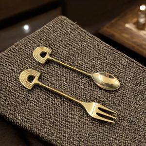 Juego de cuchara y tenedor con acabado dorado y mango de diseño de abeja, cubiertos elegantes y duraderos de acero inoxidable, perfectos para cocina, comedor y regalos - Product Image 6