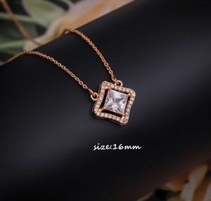 Collar con Colgante en Forma de Cojín de Aleación de Alta Calidad con Circonitas Cúbicas (AD), Joyería Chapada en Oro - Product Image 1