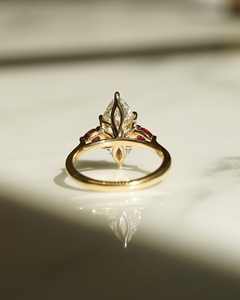 Anillo de compromiso de diamantes de corte Marquesa de 12x6mm, plata de ley chapada en oro de 18 quilates, piedras laterales Rojas, solitario para mujer, tres piedras - Product Image 5