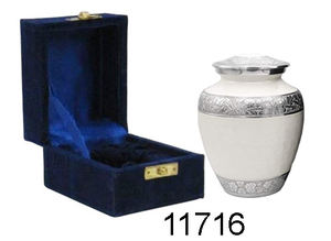 Urne souvenir en métal de style américain Gravée florale émaillée blanche avec boîte en velours bleu brillant à vendre - Product Image 2