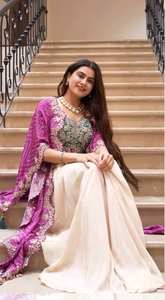 Ensemble trois pièces moderne et tendance en soie pour mariage et soirée, style occidental, avec chemisier brodé de sequins, dhoti de créateur et châle fluide élégant, livraison rapide - Product Image 2