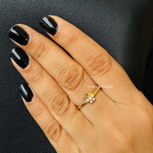 Bague de luxe minimaliste en or massif 14 carats pour femme, avec grappe de diamants naturels sertis à griffes et motif chrétien - Product Image 2