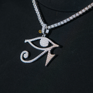 พบกับจี้ฮิปฮอปสีทอง10kt ประดับด้วยเม็ดกลมตัดห้องแล็บเพชรที่ปลูกและมีสัญลักษณ์อันงดงามของสไตล์และความหรูหรา - Product Image 4