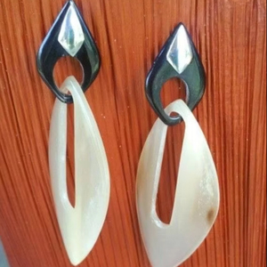 Pendientes de Aro de Cuerno Natural Hechos a Mano de Alta Calidad, Artesanías Khadim, Impresión de Logotipo Personalizado, Joyería de Boda de Venta Caliente a Precios Bajos - Product Image 1