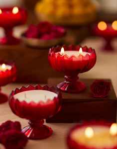 Juego de Velas de Cristal Rojo Acanalado de Lujo |   Par de Velas Votivas Aromáticas Multi-Wick Crimson Aura, Par de Velas Votivas de Vidrio Rojo Intenso, Juego de 2 - Product Image 2