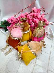 Bolsitas Hechas a Mano con Cordón, Cuentas, Latkan, Monedas, Frutos Secos, Combinación de 2 Colores, Bolsa para Joyas con Lentejuelas, Recuerdo de Haldi - Product Image 2