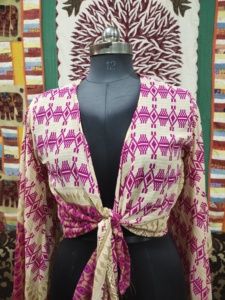 Top portefeuille en soie pour femmes avec manches cloche à manches longues, coupe courte et cravate sur le devant, idéal pour la mode et les fêtes. - Product Image 6