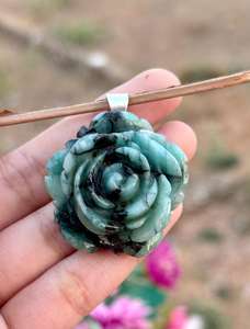 Piedra preciosa Esmeralda natural Diseño de Rosa Colgante de Plata de Ley 925 Diseño único Colgante de flor Esmeralda Joyería - Product Image 2