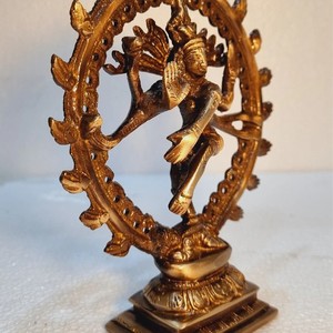 Statue de Nataraja en laiton exquise fabriquée à la main représentant le seigneur Shiva dans une pose de danse cosmique pour la maison Temple et décor spirituel - Product Image 4