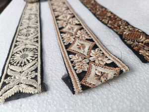 Lazos bordados a máquina hechos a medida en base negra y marrón en diseños y colores variados para vestidos de novia. - Product Image 5