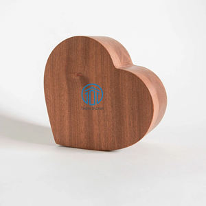 Souvenir d'urne de crémation en bois en forme de coeur pour les cendres d'animaux de compagnie Urne artisanale en bois massif avec couvercle de lune unique se ferme - Product Image 4