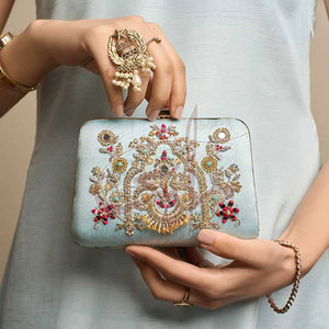 Bolso de Mujer Personalizable en Color y Tamaño, de Alta Calidad, Nuevo Diseño de Moda, Bordado, con Cuentas, Perlas, Pedrería y Cierre Magnético - Product Image 5