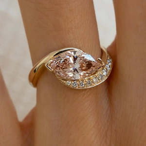 Bague de fiançailles Rapture avec diamant rose fantaisie de laboratoire de forme marquise 1,60 carats et pavé de diamants - Product Image 1