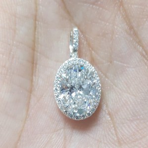 El mejor regalo de aniversario de boda de oro blanco de 14K, colgante de diamante cultivado en laboratorio de corte ovalado de 2 quilates, colgante de boda elegante de Halo para mujer - Product Image 1