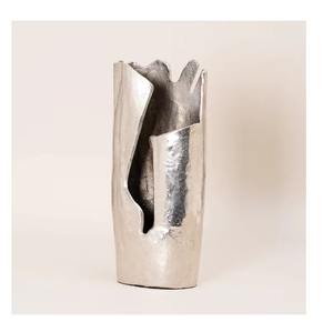 Elegante jarrón de metal de calidad premium con acabado plateado, ideal para decoración del hogar, decoración de oficina y decoración de eventos, hecho a mano de La India - Product Image 3