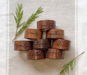 Anneaux de serviette en bois d'acacia faits à la main pour des tables élégantes - Product Image 1