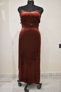 Robe pour adulte élégante en velours rouge coupe droite motif solide col rond et sangle spaghetti taille naturelle pour l'été - Product Image 2