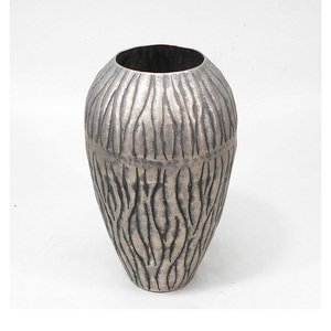 Venta caliente 2025 Florero de aluminio con patrones decorativos grabados a mano Una lujosa pieza central Hoteles y residencias de alta gama - Product Image 1