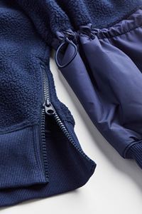 Sudadera de invierno con logotipo personalizado para mujer, ropa informal de tela tejida con bolsillo izquierdo bordado, sudaderas con capucha hechas en Pakistán frontal - Product Image 2