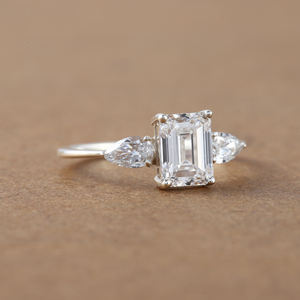 2.50 CT émeraude taille laboratoire cultivé diamant trois pierres réglage luxueux bague de fiançailles en argent Sterling bague cadeau pour les femmes IGI - Product Image 2