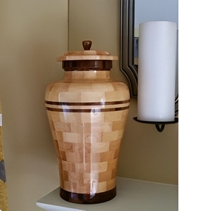 Accessoires funéraires Urnes de crémation en bois Fournisseur en gros d'urnes de crémation en bois à jeton Prix bas Fabriquées en Inde 2024 - Product Image 1