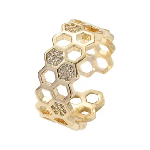 แหวนเปิดแบบคลาสสิกพร้อมโลหะผสมทองแดงและชุบทอง18K ดีไซน์เพชรรูปหน้าหกเหลี่ยมกว้างสำหรับผู้หญิง - Product Image 1