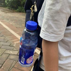 Clip para Botella de <span class=keywords><strong>Agua</strong></span>, Mosquetón de Acero Inoxidable, Porta Botellas de <span class=keywords><strong>Agua</strong></span> <span class=keywords><strong>Mineral</strong></span> Reutilizable de Silicona Portátil para Acampar y Hacer Senderismo al Aire Libre - Product Image 2