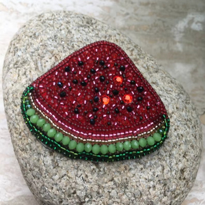 Dijes de novia de diseño para bolsos con abalorios de perlas intrincadas y dijes para Londres, hechos en pedidos a granel aceptados - Product Image 1