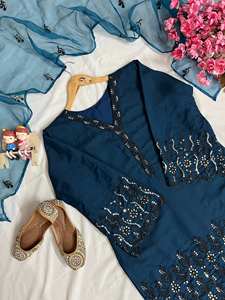 Realza la Belleza de tu Armario con este Conjunto de Salwar Kameez Recién Lanzado - Ropa Moderna para Fiestas de Secado Rápido - Product Image 3