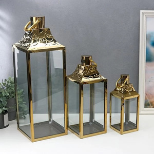 Lanternes porte-bougie décoratives de Noël en métal plaqué or de haute qualité avec dessus design et lanterne de sol en verre transparent, faites à la main - Product Image 1