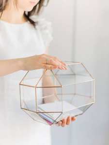 Joyero de cristal de forma cuadrada con diseño de borde curvo con marco de metal dorado, perfecto para almacenar anillos, collares y accesorios finos - Product Image 4