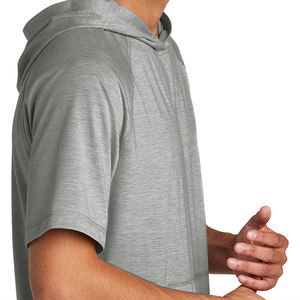 เสื้อฮู้ดแขนสั้นสำหรับผู้ชายเสื้อมีฮู้ดผ้าฟลีซแบบสวมหัวสีพื้นเสื้อลำลองพิมพ์โลโก้แบบกำหนดเองน้ำหนักเบา - Product Image 6