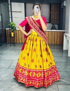 Chic Chinon luxe soie Lehenga Choli ensemble élégance intemporelle pour les moments heureux de la mariée vêtements indiens et pakistanais drapé - Product Image 6
