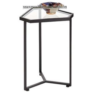 Mesa de Centro Moderna con Diseño Triangular, Tapa de Vidrio y Estructura Metálica, la Más Vendida, para el Hogar, de Rana Overseas Inc - Product Image 1