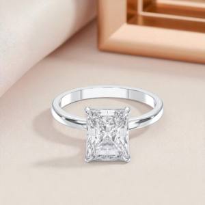 Anillo de compromiso de diamantes de corte radiante cultivado en laboratorio de 3,00 quilates de quilates hecho en plata para ella - Product Image 2